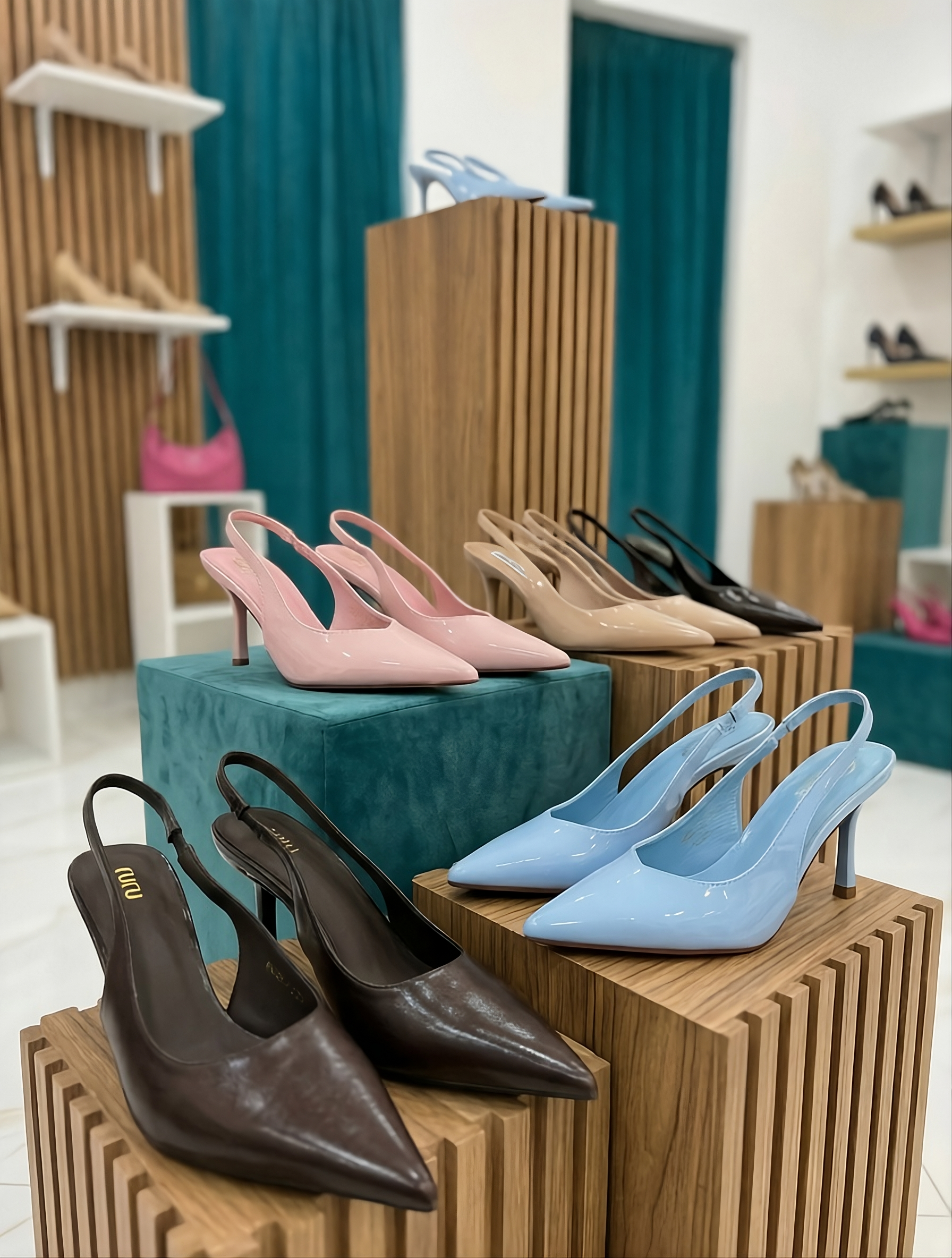 Dettaglio di scarpe chanel da donna, décolleté a punta e eleganti slingback colorate esposte nella boutique FAEV Abbigliamento.