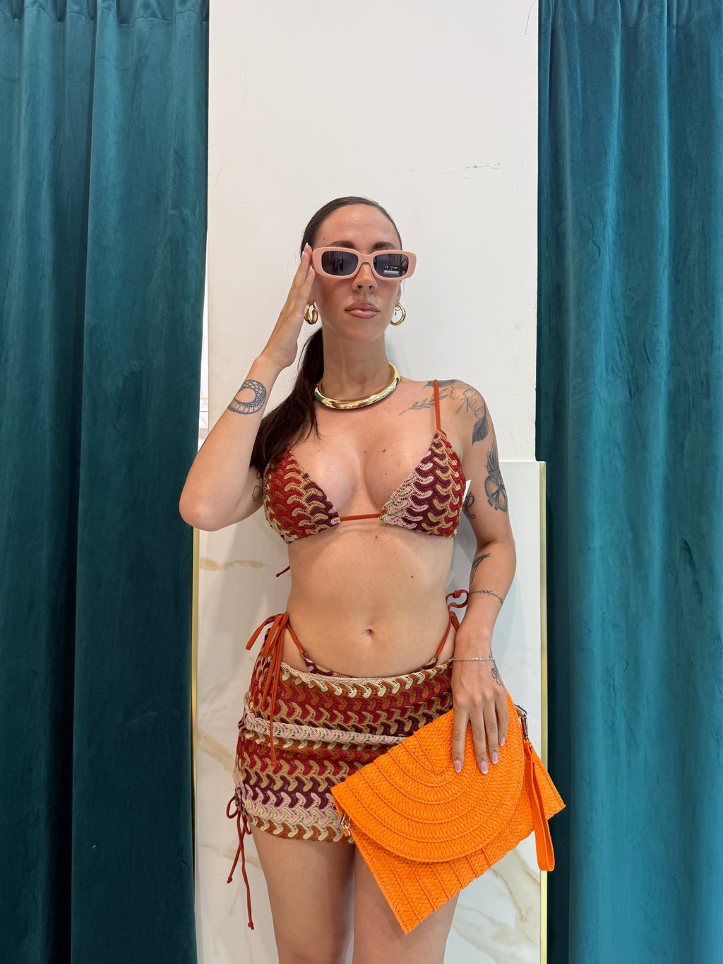Modella che indossa il completo mare Safari 3 pezzi con bikini e gonna regolabile, stile esotico FAEV.