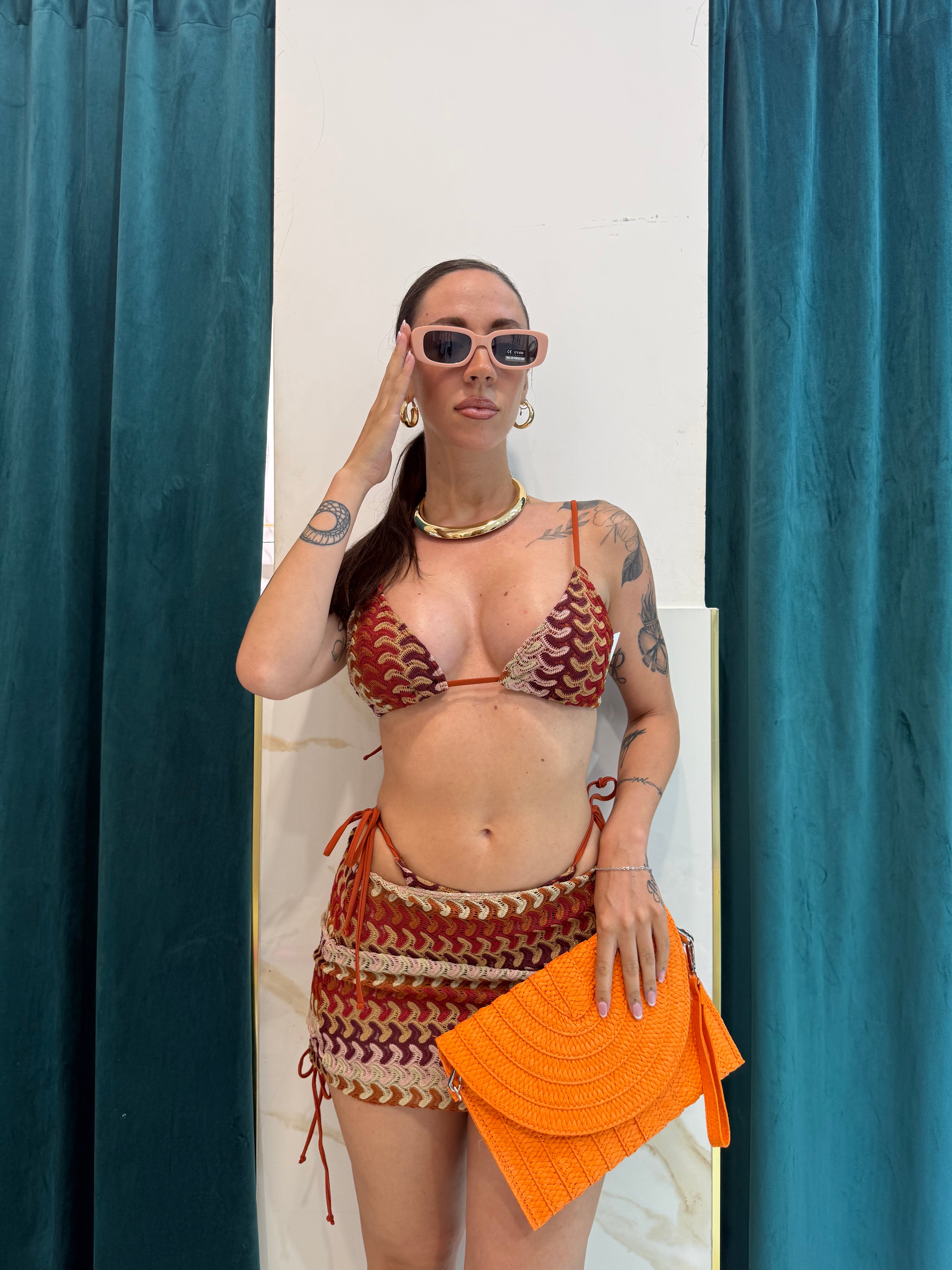 Modella che indossa il completo mare Safari 3 pezzi con bikini e gonna regolabile, stile esotico FAEV.