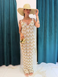 Modella indossa copricostume lungo Golden con trama zigzag dorata, look mare elegante FAEV.