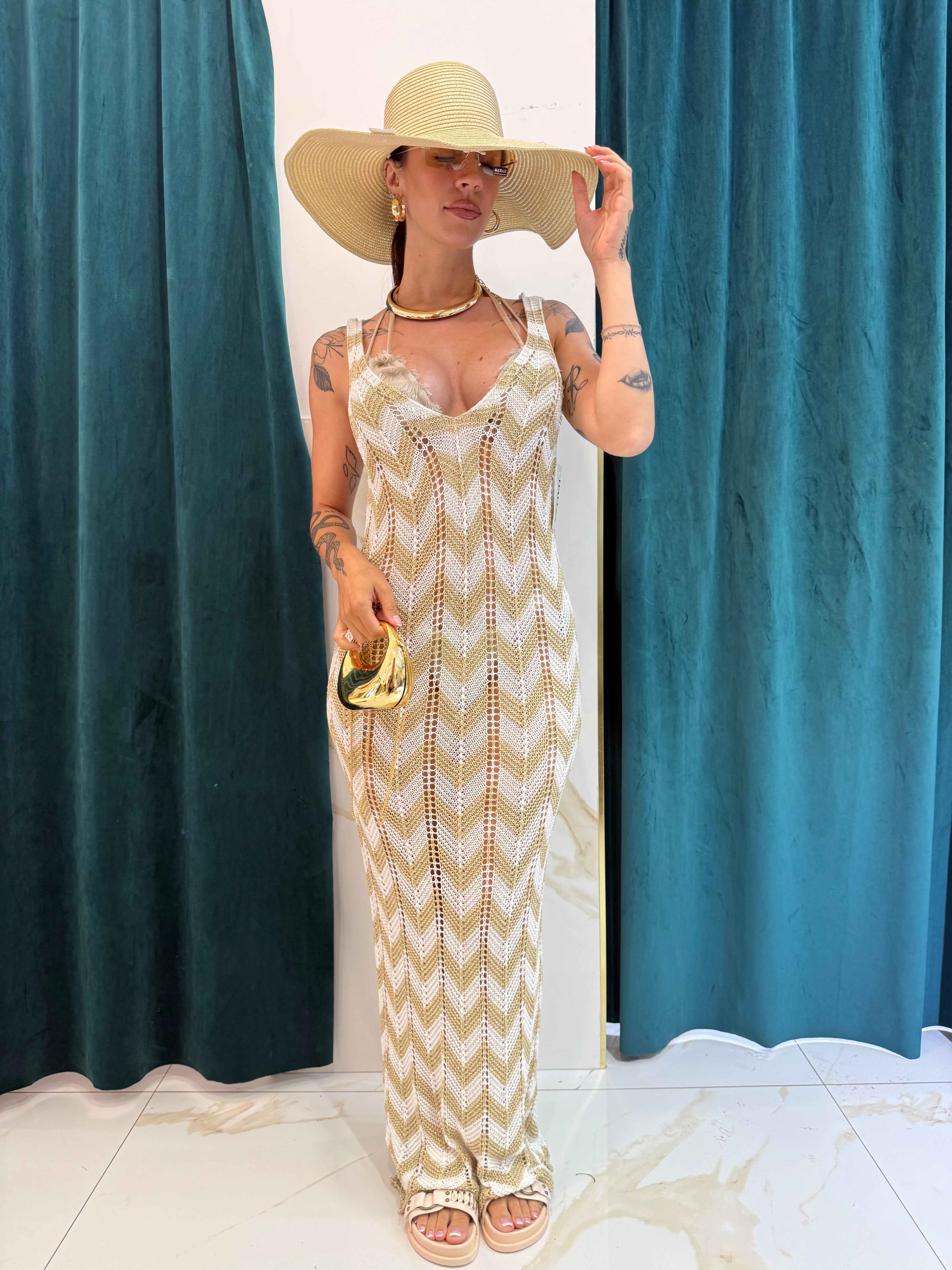 Modella indossa copricostume lungo Golden con trama zigzag dorata, look mare elegante FAEV.