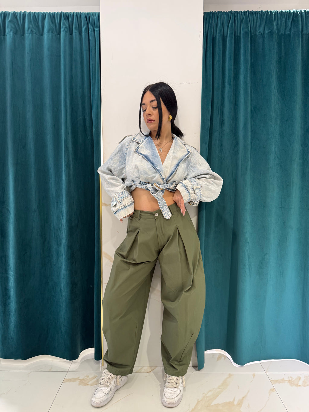 Pantalone Justwest verde militare con pinces sul davanti FAEV, abbinato a giacca corta in denim e sneaker bianche.