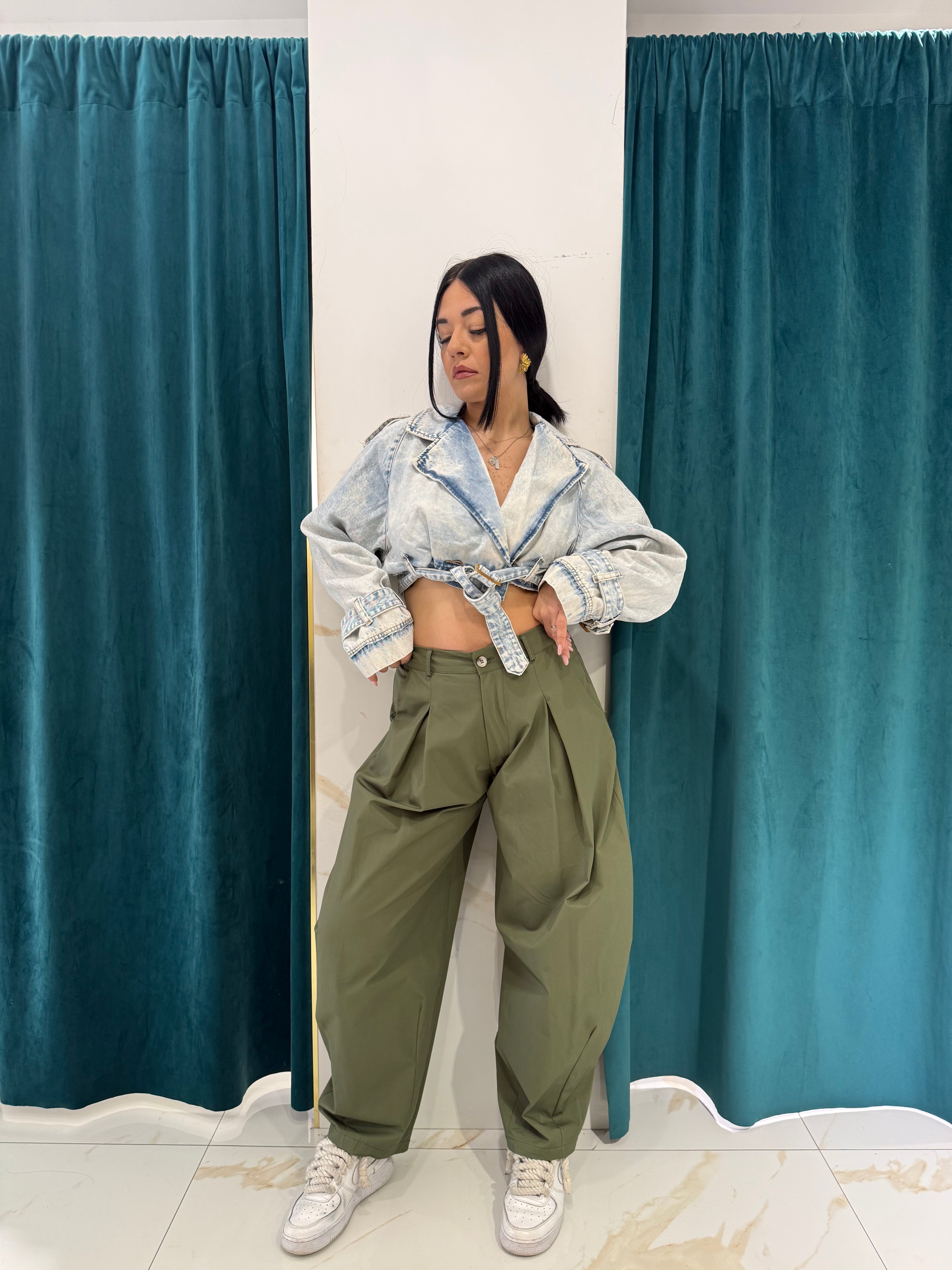 Pantalone Justwest verde militare con pinces sul davanti FAEV, abbinato a giacca corta in denim e sneaker bianche.
