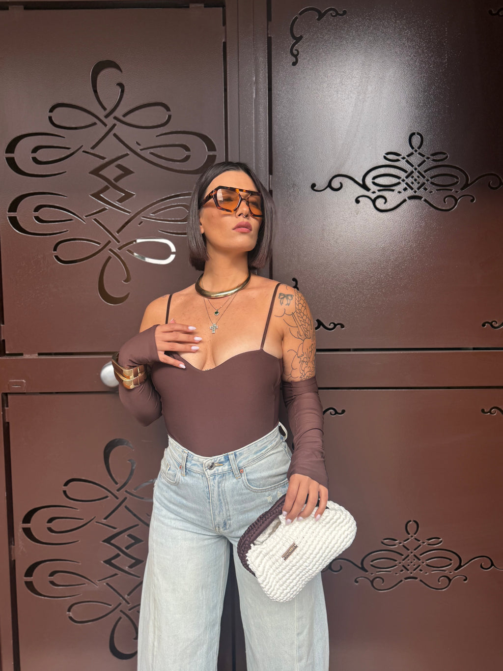 Body Ilary modellante in lycra color marrone con scollo a cuore e manicotti coordinati FAEV, indossato con jeans chiari a vita alta.