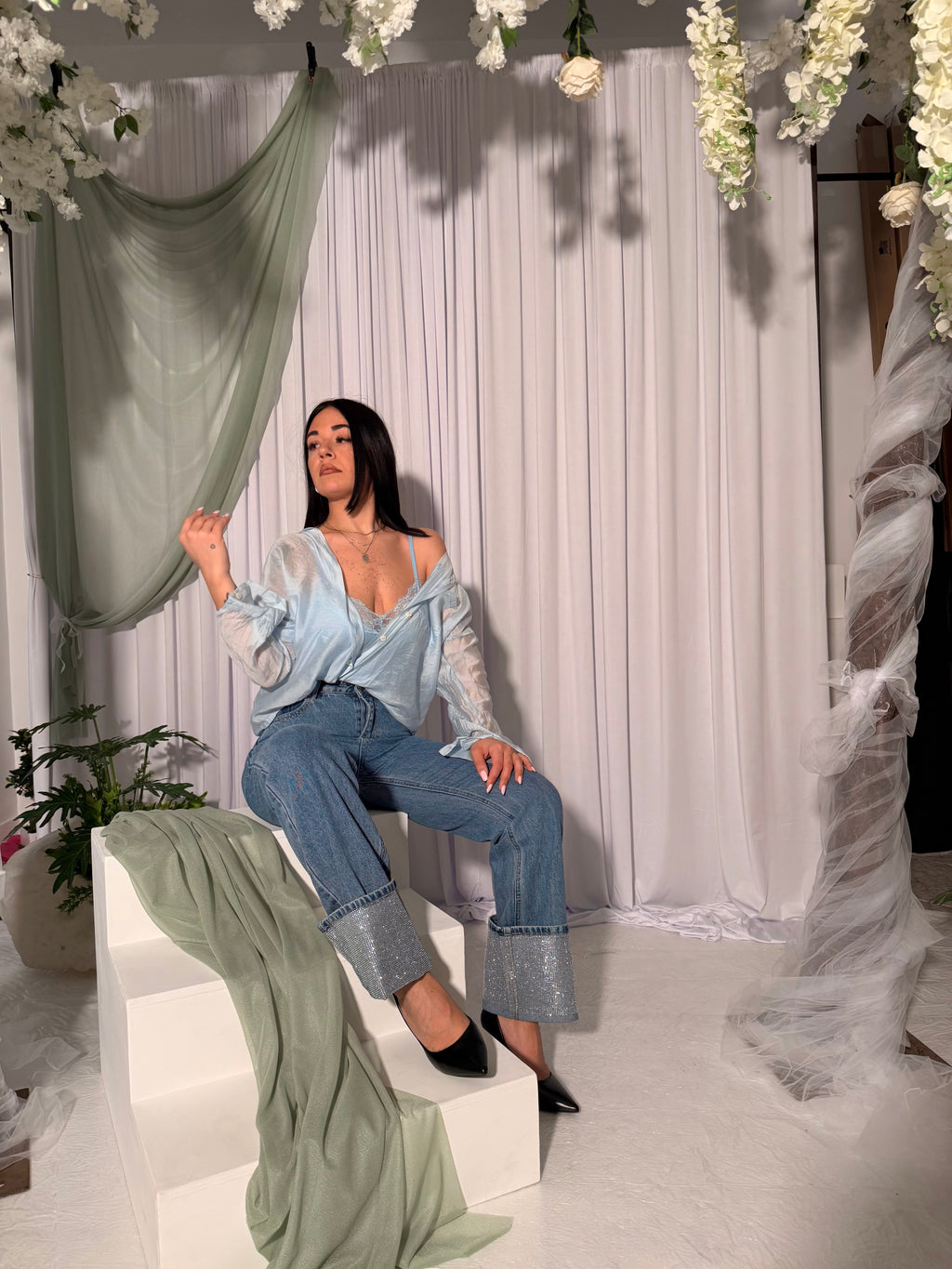 Jeans Diamond blu a vita alta con vestibilità morbida e gamba dritta, caratterizzato da un maxi risvolto sul fondo tempestato di strass argentati.