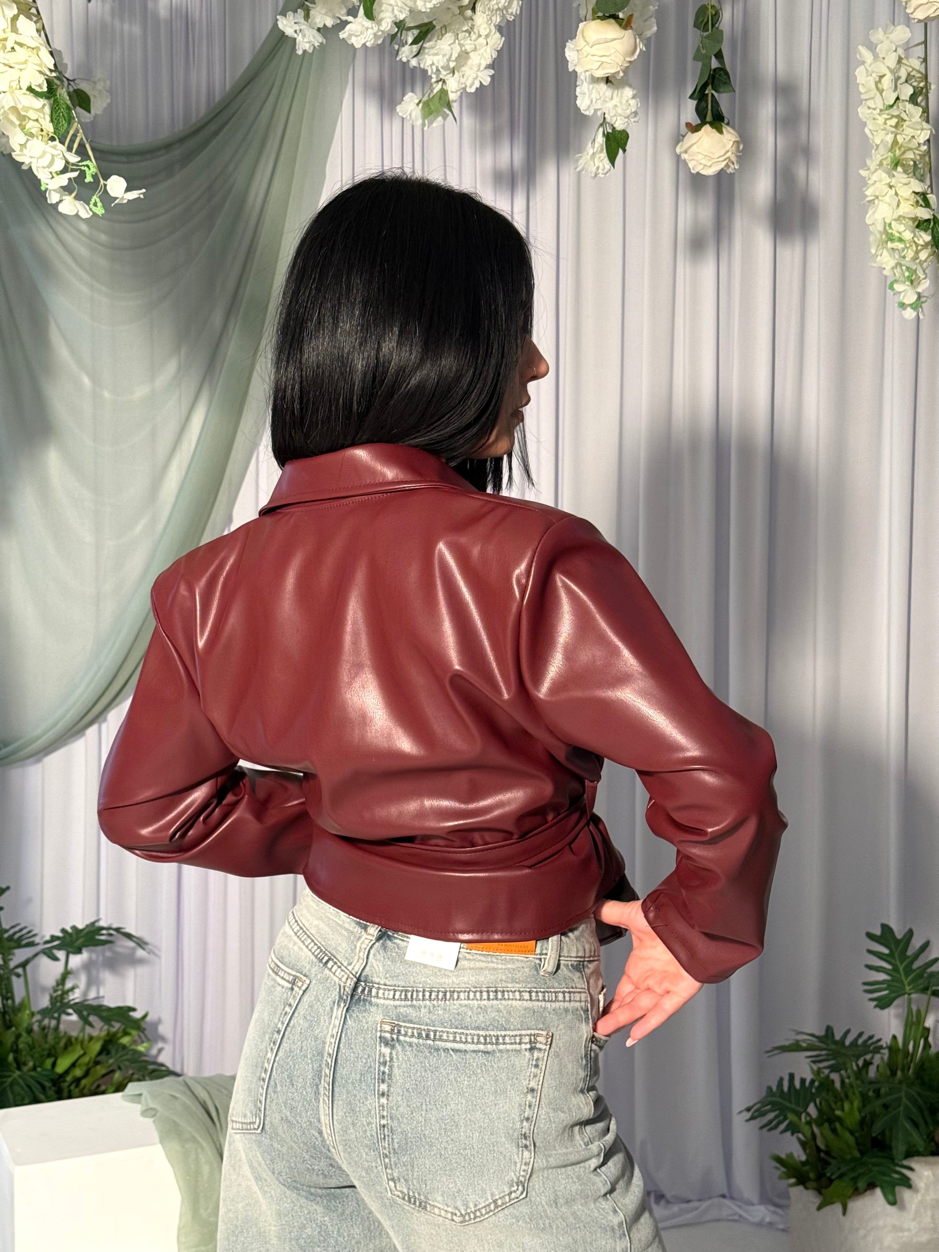 Inquadratura posteriore e laterale della Giacca Gisèle nella variante bordeaux, che mostra il fit pulito sulla schiena, il colletto strutturato e la texture della similpelle.