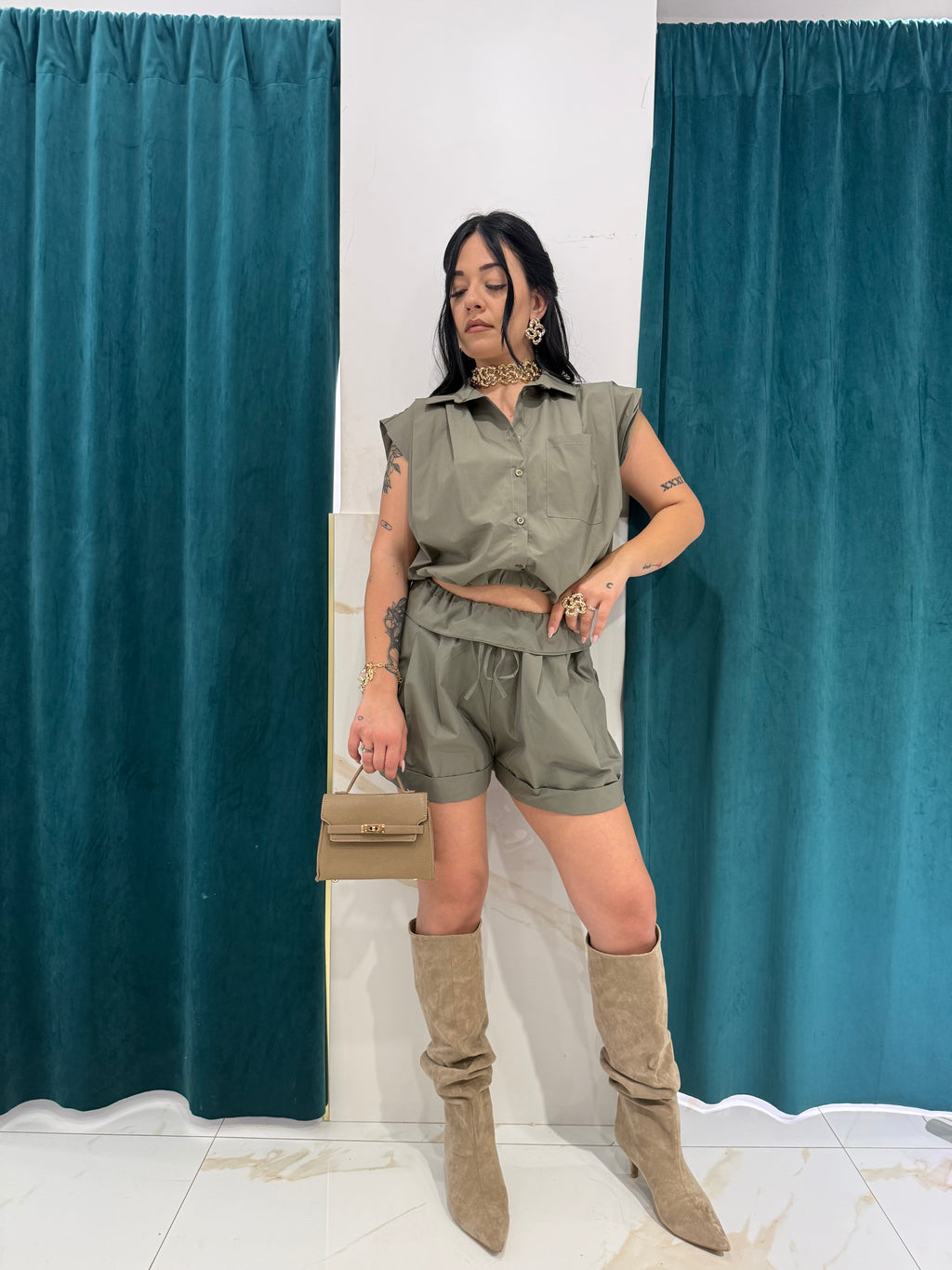 Inquadratura frontale del coordset Faev in cotone kaki, che mostra la camicia crop abbottonata e gli shorts a vita alta con coulisse e risvolto.