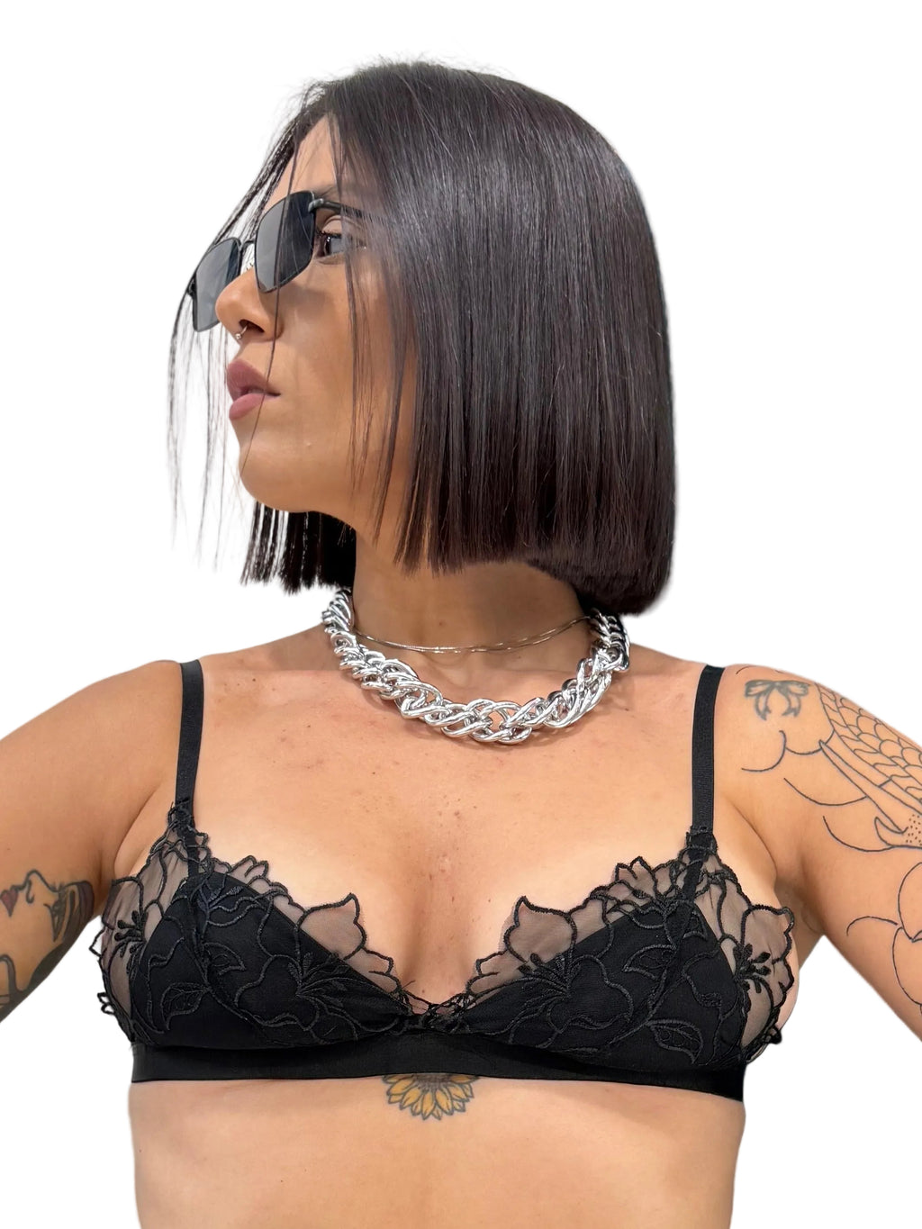 Collana catena maxi chunky color silver lucido in acciaio inossidabile FAEV, indossata con bralette in pizzo nero e occhiali da sole.
