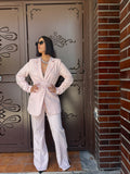 Tailleur Rose due pezzi rosa cipria composto da giacca blazer con cintura incrociata in vita e pantalone dritto con spacchi laterali FAEV.