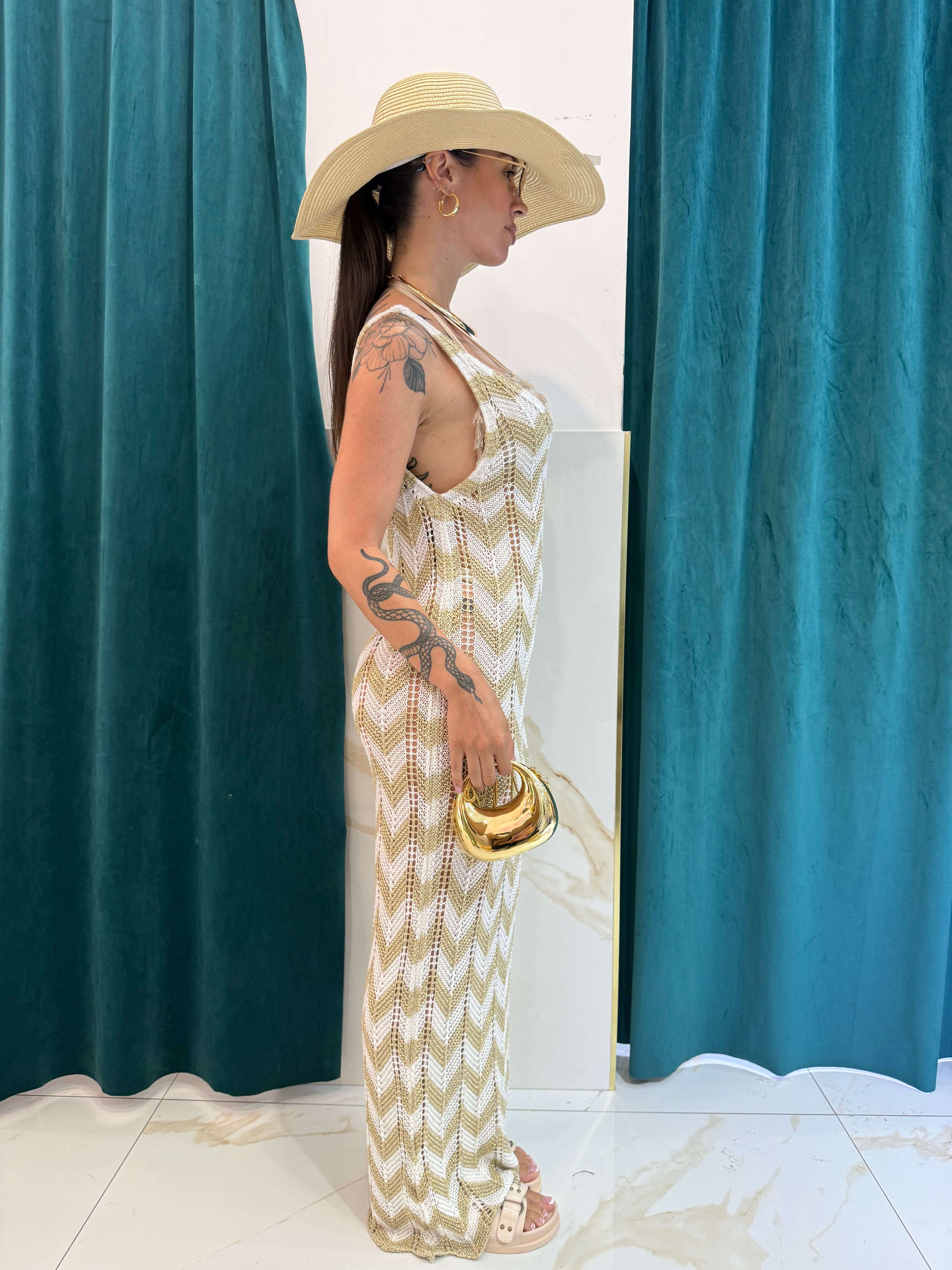 Visuale laterale del copricostume lungo Golden in maglia, stile chic e sofisticato FAEV.