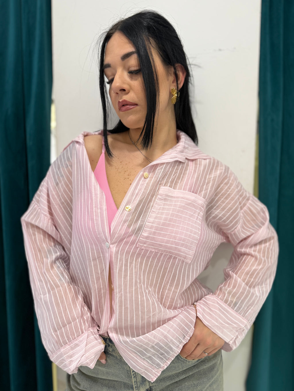 Camicia Positano rosa a righe verticali semitrasparente FAEV, indossata aperta con top giallo e shorts di jeans a vita alta.