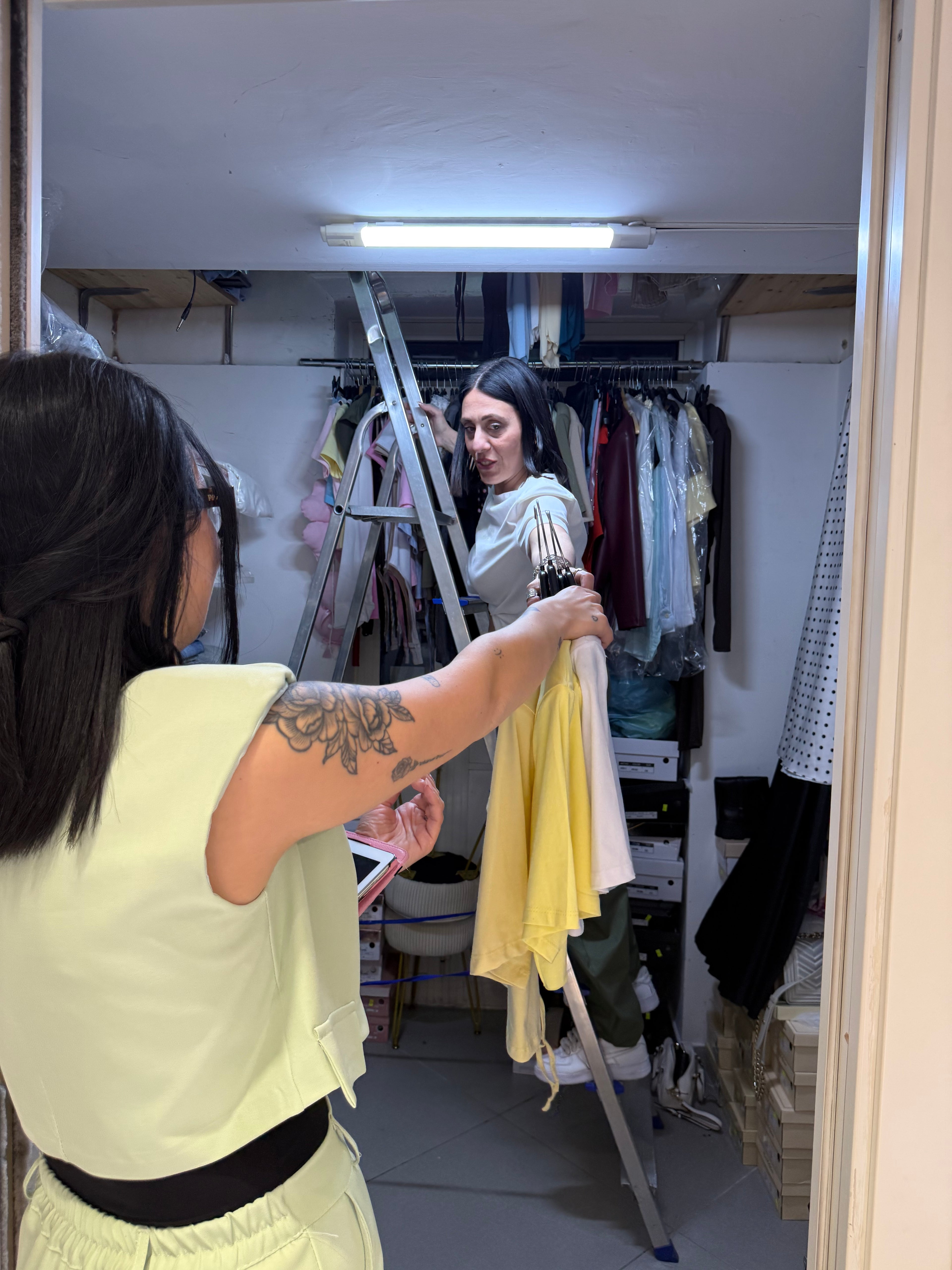 Le proprietarie di FAEV Abbigliamento nel magazzino dello store a Pomigliano d'Arco mentre organizzano i vestiti da donna per le spedizioni dell'e-commerce.