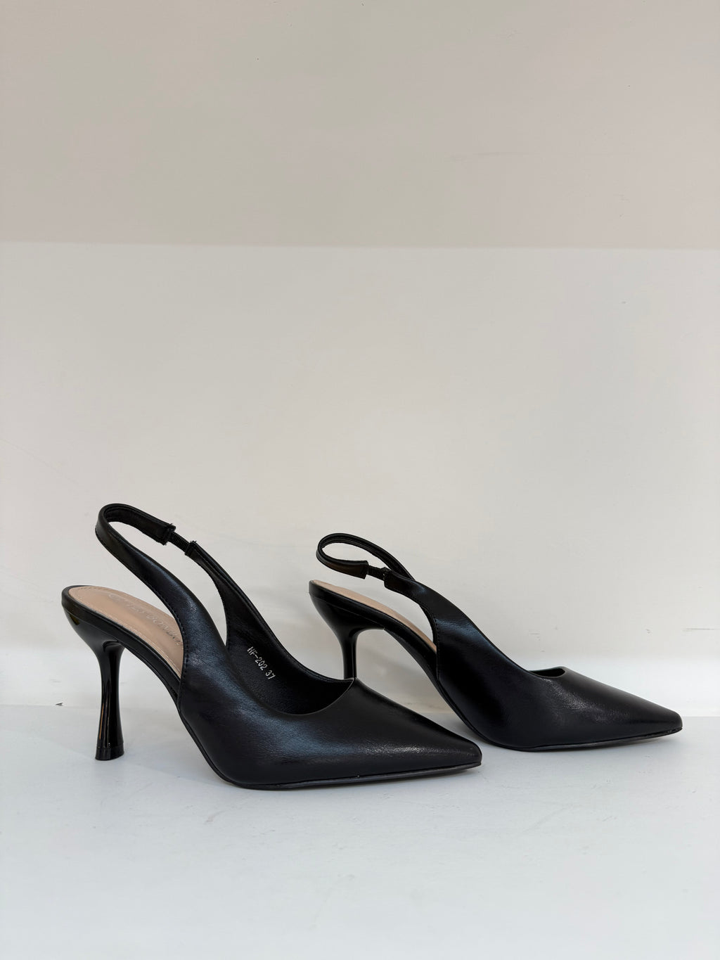 Slingback Chic in Pelle Nera