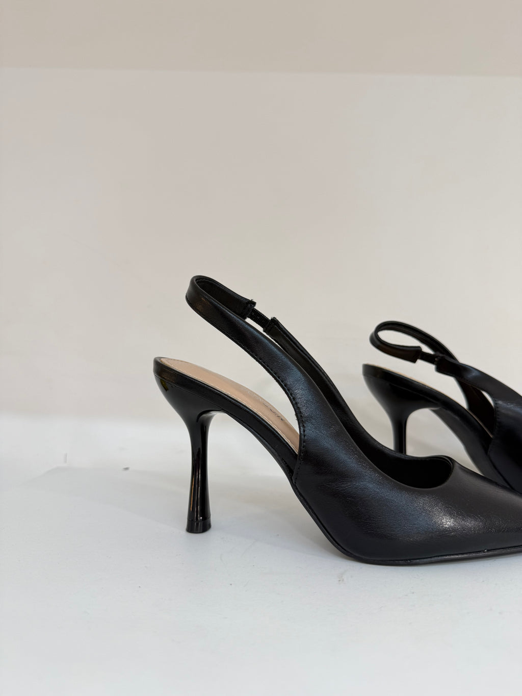 Slingback Chic in Pelle Nera