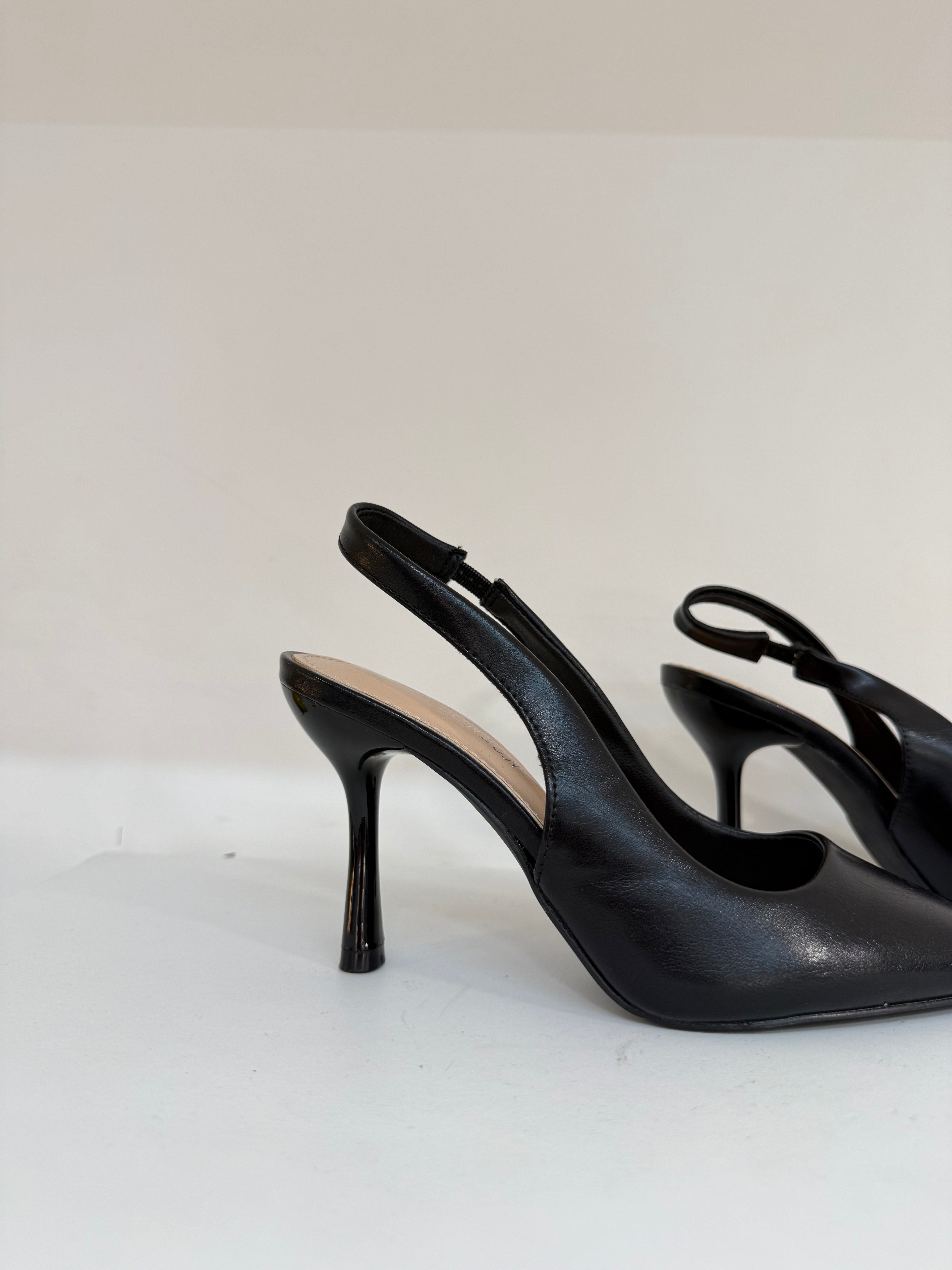 Slingback Chic in Pelle Nera