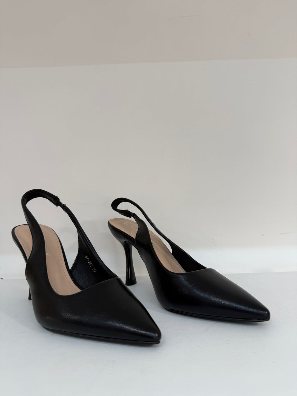 Slingback Chic in Pelle Nera